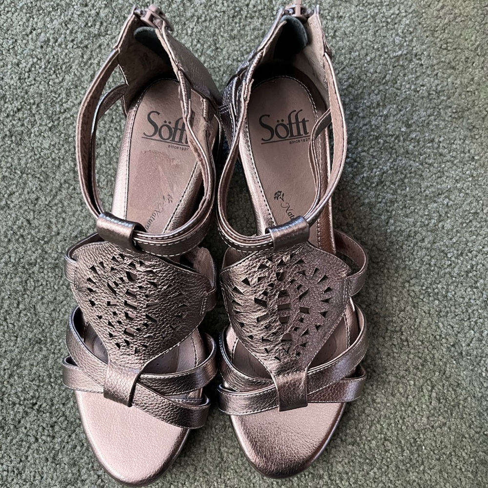NEW Sofft Metallic Sandals